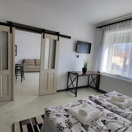 Relax Apartments Sarvar A1 Luaran gambar